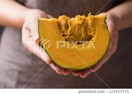 Section of green pumpkin holding by hand prepare for cooking 123413725