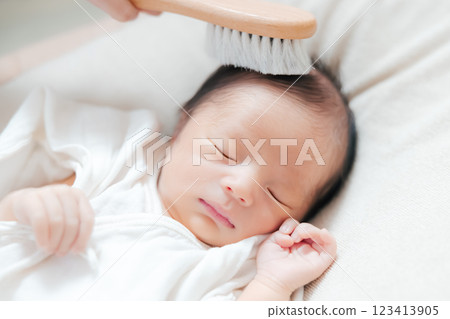 用嬰兒刷梳理寶寶的頭髮 123413905