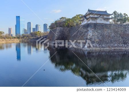 大阪城乾塔和商業園區摩天大樓的景色 123414009