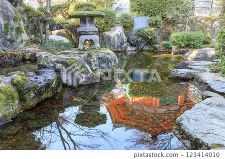 池塘裡的石燈籠和朱紅色圓堂 123414010