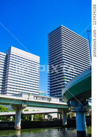 [Osaka scenery] Buildings along the river in the Yodoyabashi area 123414188
