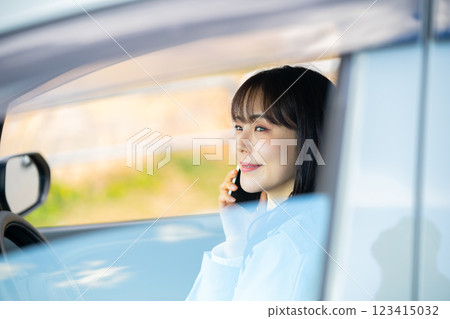 一名女子停下車打電話,汽車和司機,開車的女子,車上的女人 一名女子停下車打電話,汽車和司機,開車的女子,車上的女人 123415032