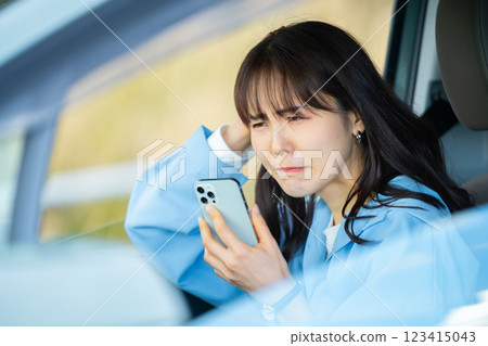 遇到汽車問題的女人、汽車和司機、開車的女人、車上的女人 遇到汽車問題的女人、汽車和司機、開車的女人、車上的女人 123415043
