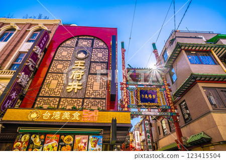 日本橫濱城市景觀。常見的紅燈籠會歡迎您的到來。一線希望… 123415504