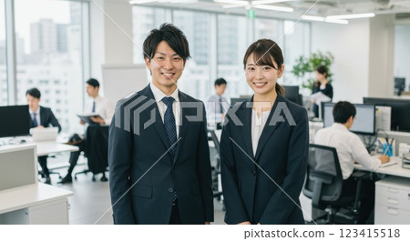 穿著西裝的新進員工男女和辦公室 穿著西裝的新進員工男女和辦公室 123415518