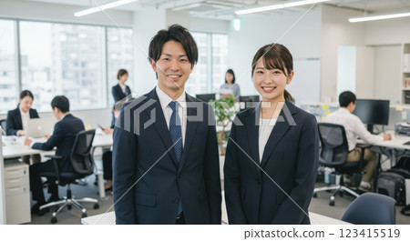 穿著西裝的新進員工男女和辦公室 穿著西裝的新進員工男女和辦公室 123415519