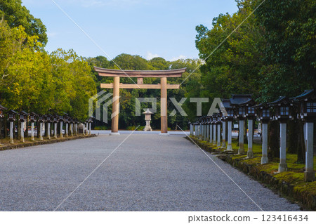 【橛原神社】 參道上的大鳥居 【橛原神社】 參道上的大鳥居 123416434