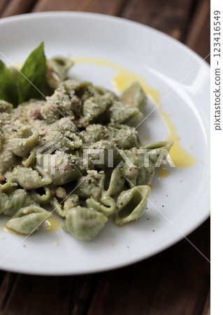Spinach and conchiglie cream sauce pasta - Short pasta 123416549