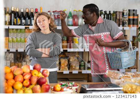 Family quarrel between husband and wife while shopping in grocery supermarket 123417143