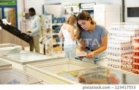 Young famale purchaser buying frozen convenience foods 123417553