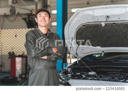中年亞裔男子,是一名在維修店工作的機械師/汽車機械師/機械師。 中年亞裔男子,是一名在維修店工作的機械師/汽車機械師/機械師。 123418081