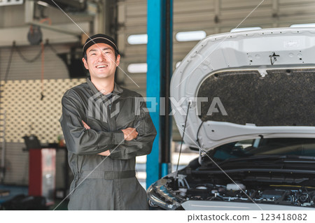 中年亞裔男子,是一名在維修店工作的機械師/汽車機械師/機械師。 中年亞裔男子,是一名在維修店工作的機械師/汽車機械師/機械師。 123418082
