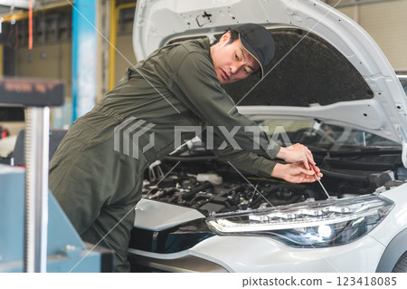 在修理廠工作的汽車機械師和檢查員的男性工作人員 123418085