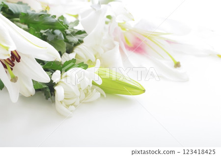 Fresh chrysanthemums and lilies offered at a funeral 123418425