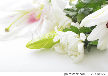 Fresh chrysanthemums and lilies offered at a funeral 123418427