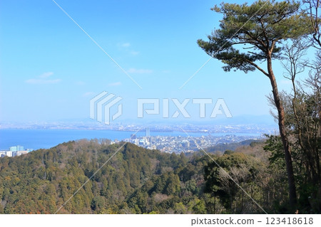 從滋賀縣大阪山眺望大津市和琵琶湖 123418618