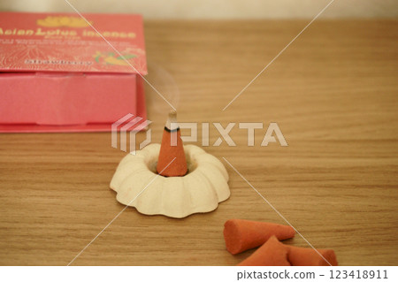 錐形的香棒,燃燒時會發出煙霧 錐形的香棒,燃燒時會發出煙霧 123418911