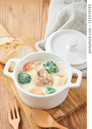 奶油燉菜 - 溫暖的家常菜形象 123419163