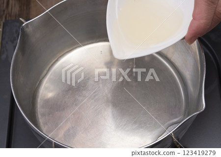 The process of making firefly squid and seaweed rice balls 123419279