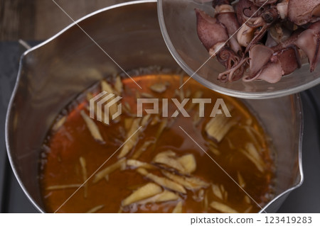 螢火蟲魷魚海藻飯糰的製作過程 螢火蟲魷魚海藻飯糰的製作過程 123419283