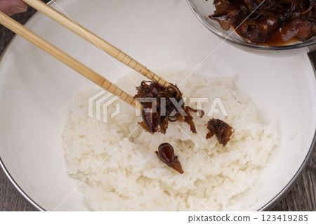 The process of making firefly squid and seaweed rice balls The process of making firefly squid and seaweed rice balls 123419285