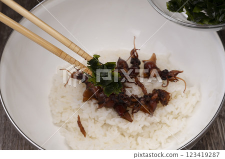 The process of making firefly squid and seaweed rice balls 123419287