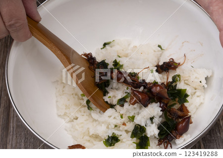 螢火蟲魷魚海藻飯糰的製作過程 123419288