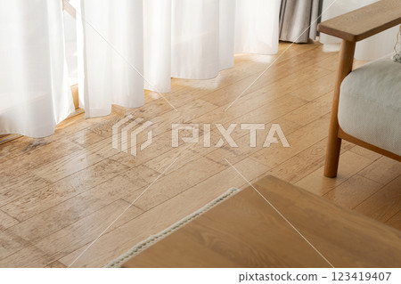 窗簾和地板 123419407