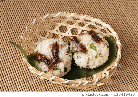 螢火蟲魷魚海藻飯糰 自然光 123419450