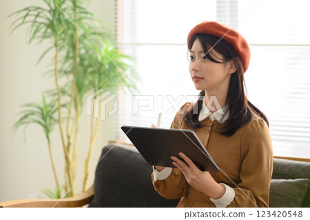 一位富有創造力的女性 123420548