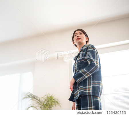 女人站在室內 123420553