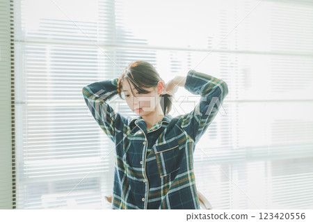 穿格子襯衫綁頭髮的女人 123420556