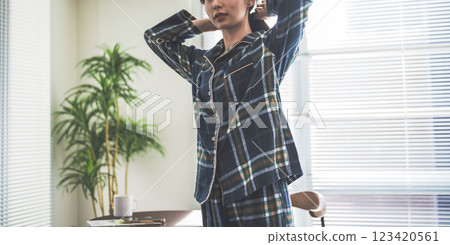 早晨的陽光下，女人綁起頭髮 123420561