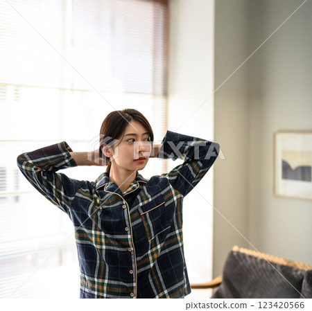 穿格子襯衫的女人綁著頭髮 123420566