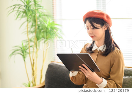 一位富有創造力的女性 123420579