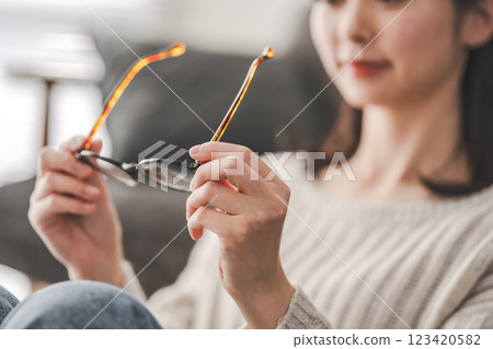 一位女士拿著眼鏡的放鬆場景 123420582