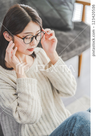 冷靜的女人調整她的眼鏡 123420586