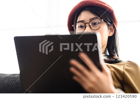 一位富有創造力的女性 123420590