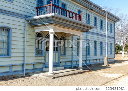 The former Mizukaido Elementary School with its distinctive custom-built entrance hall [History Museum] 123421081