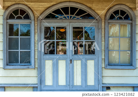 Double-door entrance to the former Mizukaido Elementary School [History Museum] 123421082