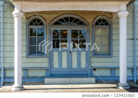 Double-door entrance to the former Mizukaido Elementary School [History Museum] 123421083