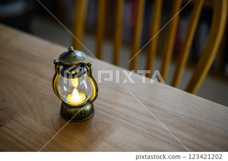 帶小燈的桌子 123421202