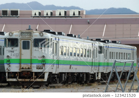 JR北海道Kiha 40系列列車停泊在函館碼頭 123421520