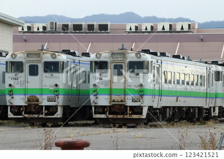 JR北海道Kiha 40系列列車停泊在函館碼頭 123421521
