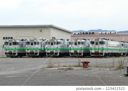 JR北海道Kiha 40系列列車停泊在函館碼頭 123421522