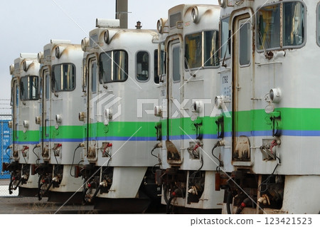 JR北海道Kiha 40系列列車停泊在函館碼頭 123421523