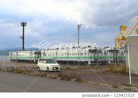 JR北海道Kiha 40系列列車停泊在函館碼頭 123421525