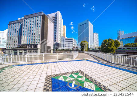 日本橫濱城市景觀：櫻木町站新南口（市府出口）、橫濱市政府、火車等景觀。 123421544