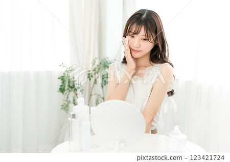 女人護膚,滋潤肌膚 女人護膚,滋潤肌膚 123421724