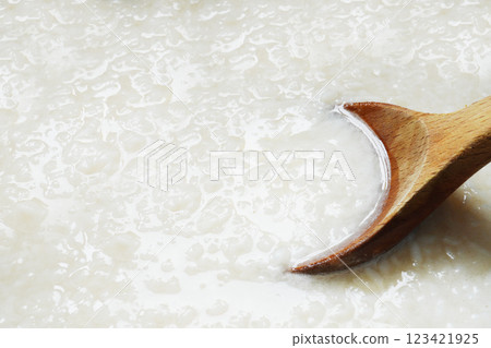 甘酒和木勺 123421925